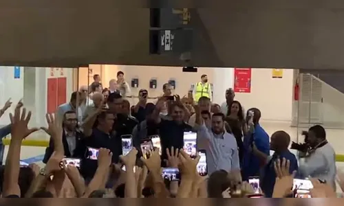 Presidente Jair Bolsonaro desembarca em Londrina