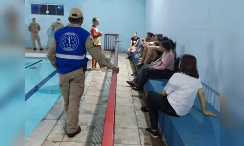 Professores de natação recebem treinamento de primeiros socorros
