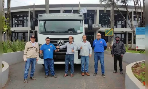 Prefeitura de Jardim Alegre adquire caminhão caçamba 0 km