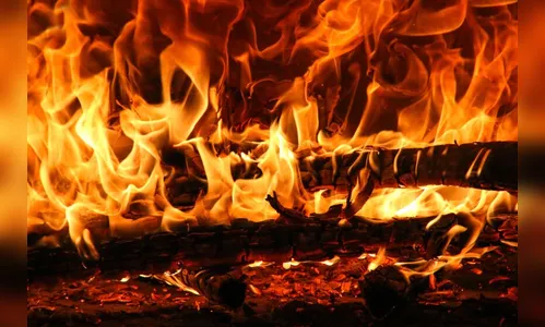 Residência pega fogo por causa de fogão a lenha em Apucarana