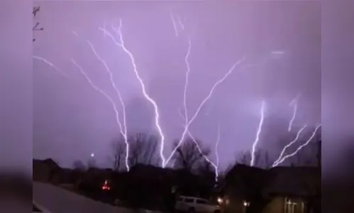 Vídeo: moradores registram tempestade de 'raios invertidos'