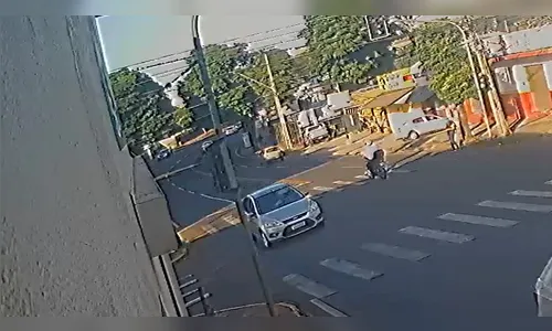 Vídeo mostra sinal verde para moto que atropelou pedestre