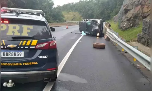 Carro de Jardim Alegre capota na BR-376; Uma pessoa morreu