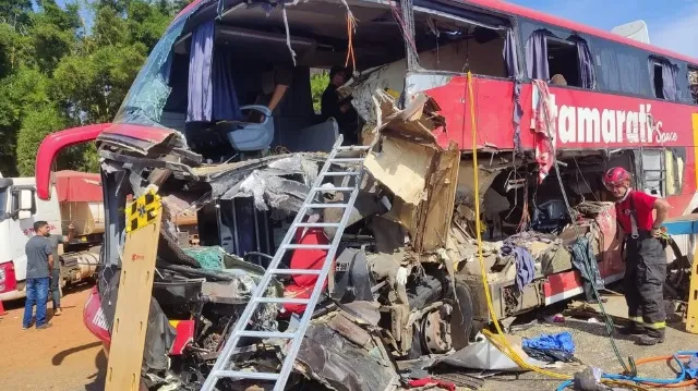 Acidente entre ônibus e carreta deixa 11 mortos na BR-163