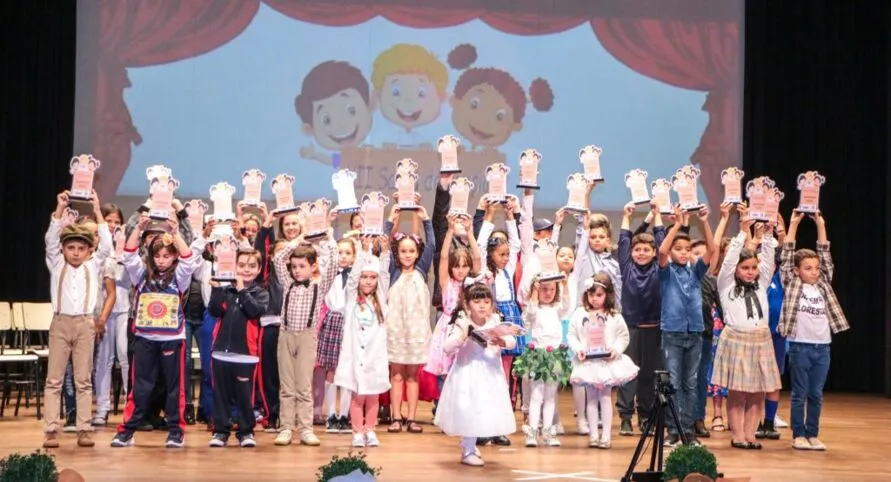 Alunos apresentam sarau de poesias no Cine Teatro Fênix