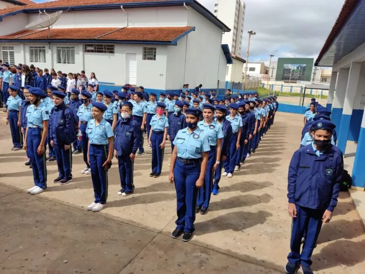 Alunos do colégio Marquês recebem uniforme cívico-militar