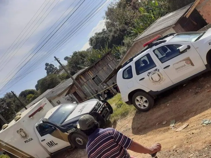 As equipes de socorro e da polícia no local da ocorrência, em Ponta Grossa, na manhã deste sábado (28)