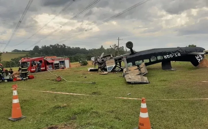 Avião com 11 pessoas cai em São Paulo; 2 pessoas morrem
