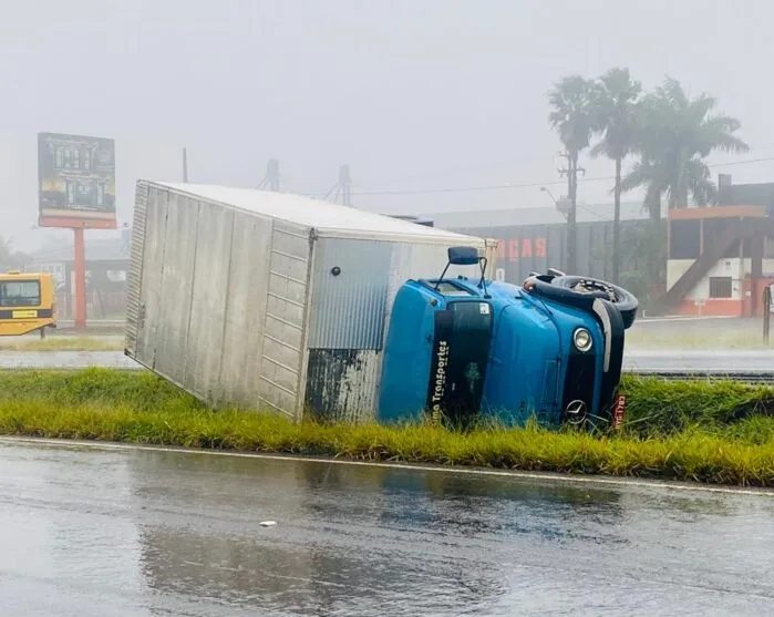 Caminhão de Cambira tomba na BR-369 em Apucarana; veja