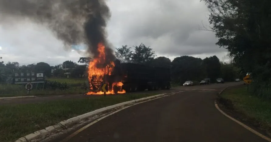 Carreta pega fogo na PR- 272, no município de Cruzmaltina