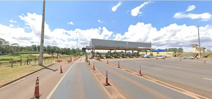 Carro atinge divisória de pedágio desativado em Arapongas