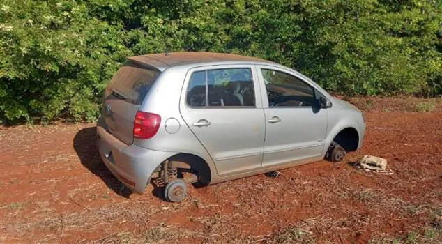 Carro roubado é recuperado sem as rodas em Londrina
