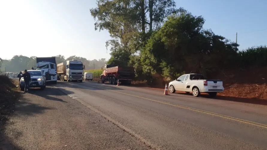 Colisão envolvendo três caminhões deixa duas pessoas feridas