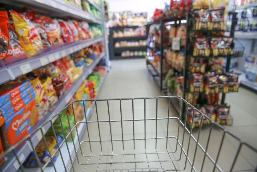 Compras produtos em  mercado. Foto: Geraldo Bubniak/AEN