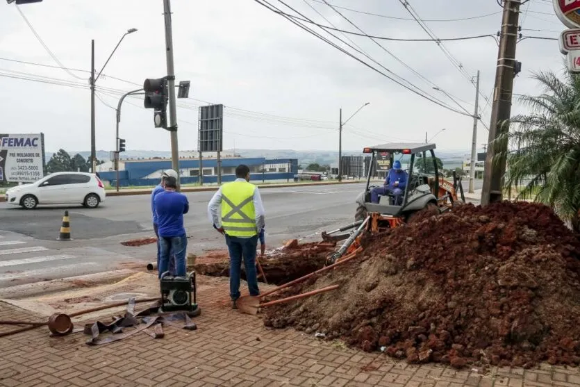 Danos em pontilhão foram causados por problema em tubulação