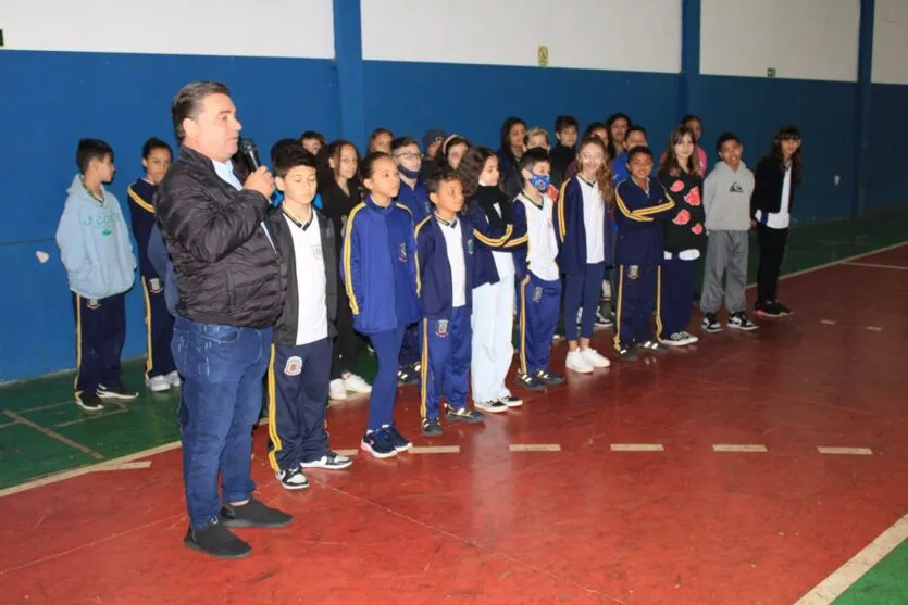 Escola Municipal de Arapongas homenageia coletores de lixo