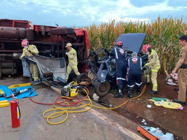 Família fica ferida após caminhão passar por cima de carro