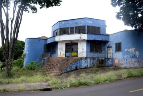 Incêndio revela abandono de prédio histórico em Apucarana