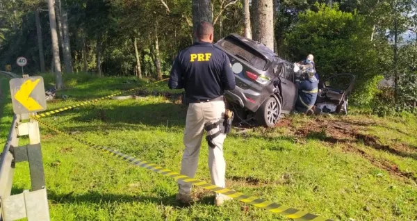 Motorista morre após carro sair da pista e bater em árvore