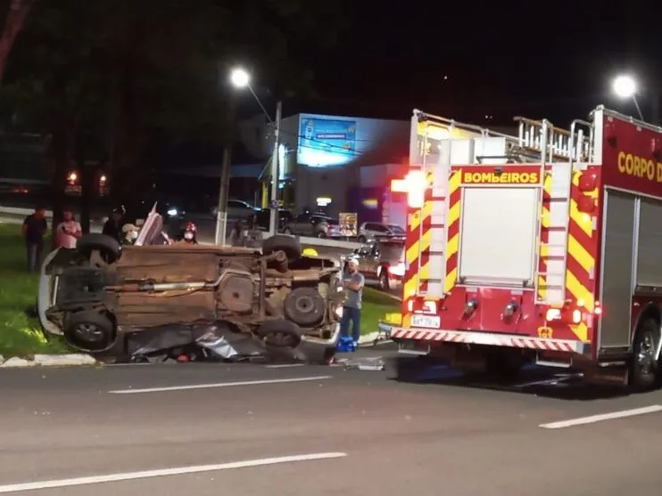 Motorista morre em colisão entre veículos em rotatória