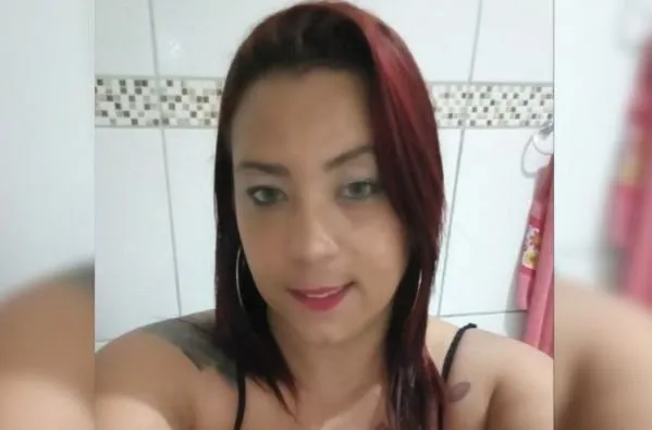 Mulher é morta pelo namorado com veneno e água fervente