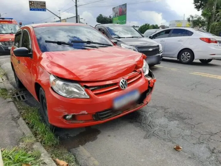 Mulher fica presa em capô após bater moto contra carro no PR