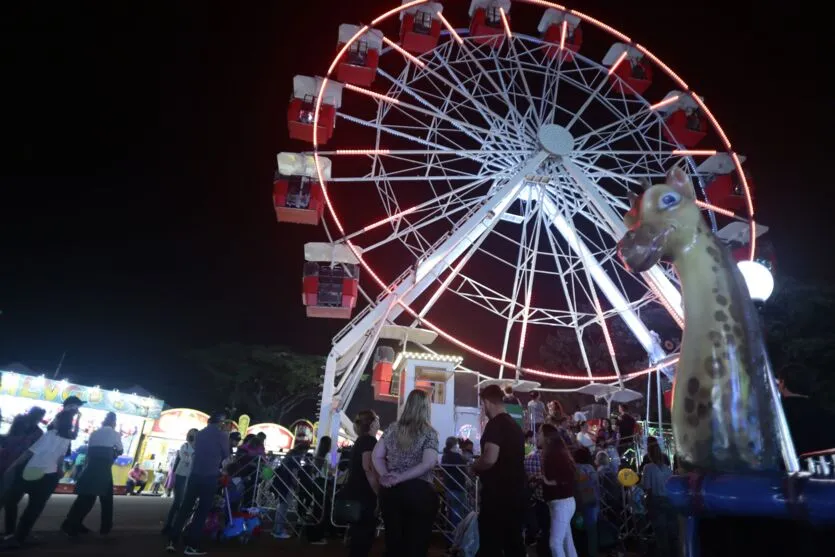 O parque de diversões é uma das atrações da Expoingá, em Maringá