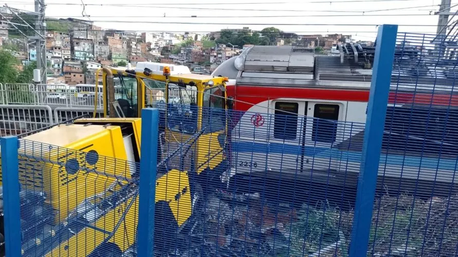 Trens do metrô descarrilam e tombam após colisão nesta terça