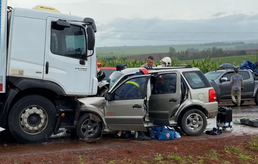 Três pessoas ficam feridas em colisão frontal na PR-323