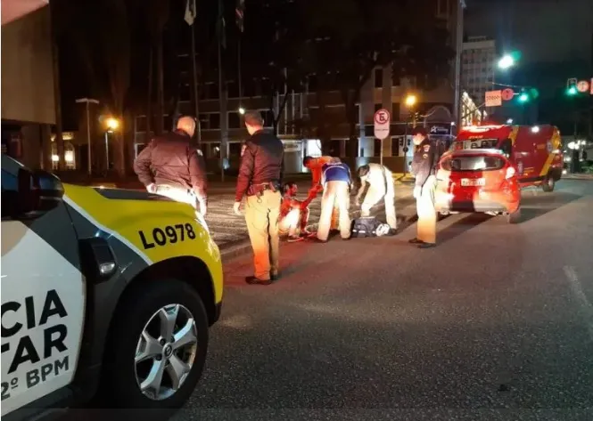 Universitário reage a assalto e é esfaqueado em Curitiba