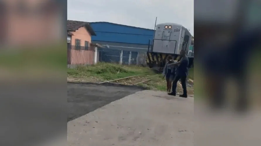 Vídeo: prefeitura comete equívoco e asfalta trilhos de trem