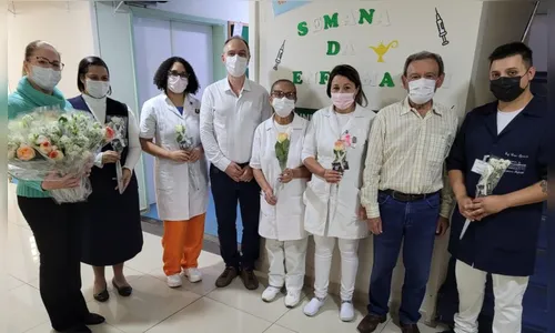 ACIA entrega flores no Materno Infantil para enfermeiros