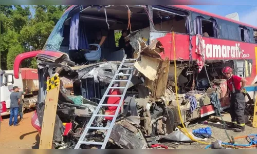 Acidente entre ônibus e carreta deixa 11 mortos na BR-163