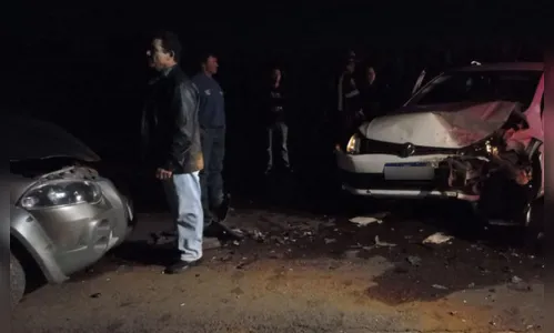 Batida frontal entre carros deixa três pessoas feridas