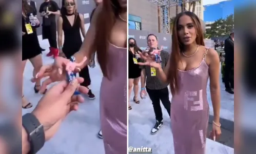Anitta ganha 'boneco da sorte' e reação da cantora viraliza