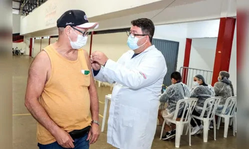 Apucarana aplica 4ª dose para pessoas com mais de 60 anos