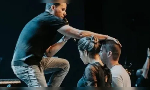 Arthur e Maíra vão a culto agradecer vitória no BBB