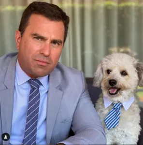 Bocardi exibe seu cachorro com gravatinha na Globo e encanta