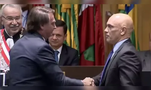 Bolsonaro e Moraes se cumprimentam em cerimônia
