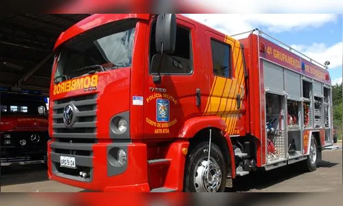Bombeiros de Apucarana combatem incêndio em residência