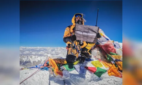 Brasileiro escala o Everest e dedica ato contra Bolsonaro