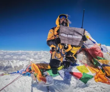 Brasileiro escala o Everest e dedica ato contra Bolsonaro