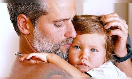 Bruno Gagliasso se derrete ao exibir Zyan brincando