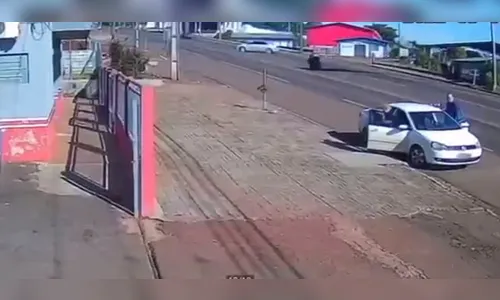 Câmera flagra acidente que matou motociclista e criança