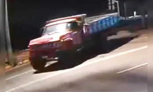 Câmera flagra caminhão usado em furto de baterias; veja