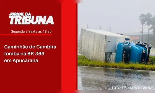 Caminhão de Cambira tomba na BR-369 em Apucarana