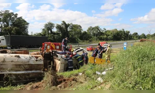 Caminhão tomba e deixa condutor preso às ferragens na BR-376
