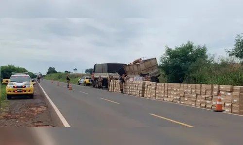 Caminhão carregado com cigarros tomba na PR-492