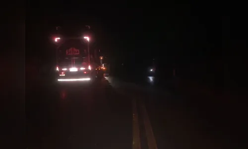 Caminhoneiro atinge barranco na PR-170 em Apucarana