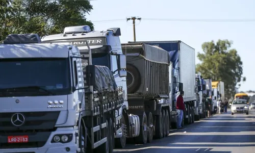 Caminhoneiros criticam alta do diesel e ameaçam parar